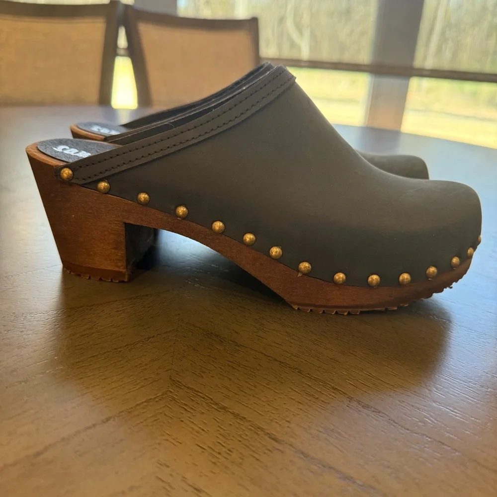 Sandgrens Rome Studded Mule Clogs – Dark Gray Nubuck Leather – Size 39 - Picture 3 of 13